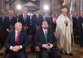 El presidente de la Junta General, Juan Cofiño, y el del Principado, Adrián Barbón, al inicio de la última misa del día de Asturias en la basílica de Covadonga, con representantes del PP en la segunda fila.