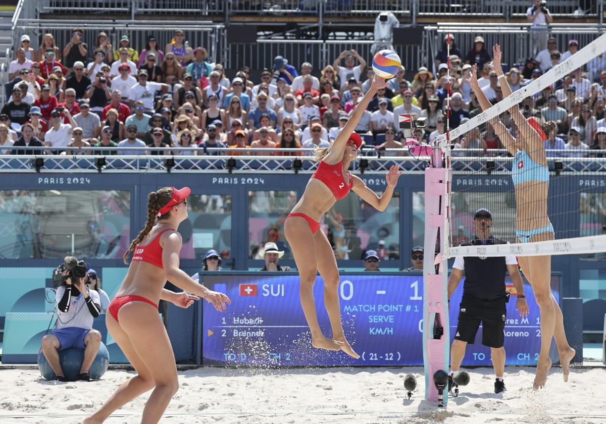 La asturiana Daniela Álvarez (izquierda) y Tania Moreno, durante el partido de voley playa femenino ante Suiza.