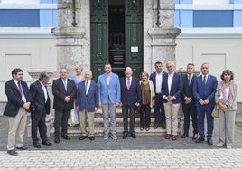 El director de la Fundación Archivo Indianos, Santiago González; el secretario general del Partido Regionalista de Cantábria, Miguel Ángel Revilla; el viceconsejero de Industria, Isaac Pola; la mujer de Revilla, Aurora Díaz; el presidente de la Fundación Archivo Indianos, Francisco Rodríguez; el presidente del Principado, Adrián Barbón; el empresario asturmexicano, Antonio Suárez; la exalcaldesa de Gijón, Paz Fernández Felgueroso; el alcalde de Ribadedeva, Jorge Martínez; el alcalde de Santa Eulalia de Oscos, Marcos Niño, los directivos de ABANCA, Óscar Salgado y Marcos Lamas y Maite Arango, de la Fundación Princesa de Asturias.