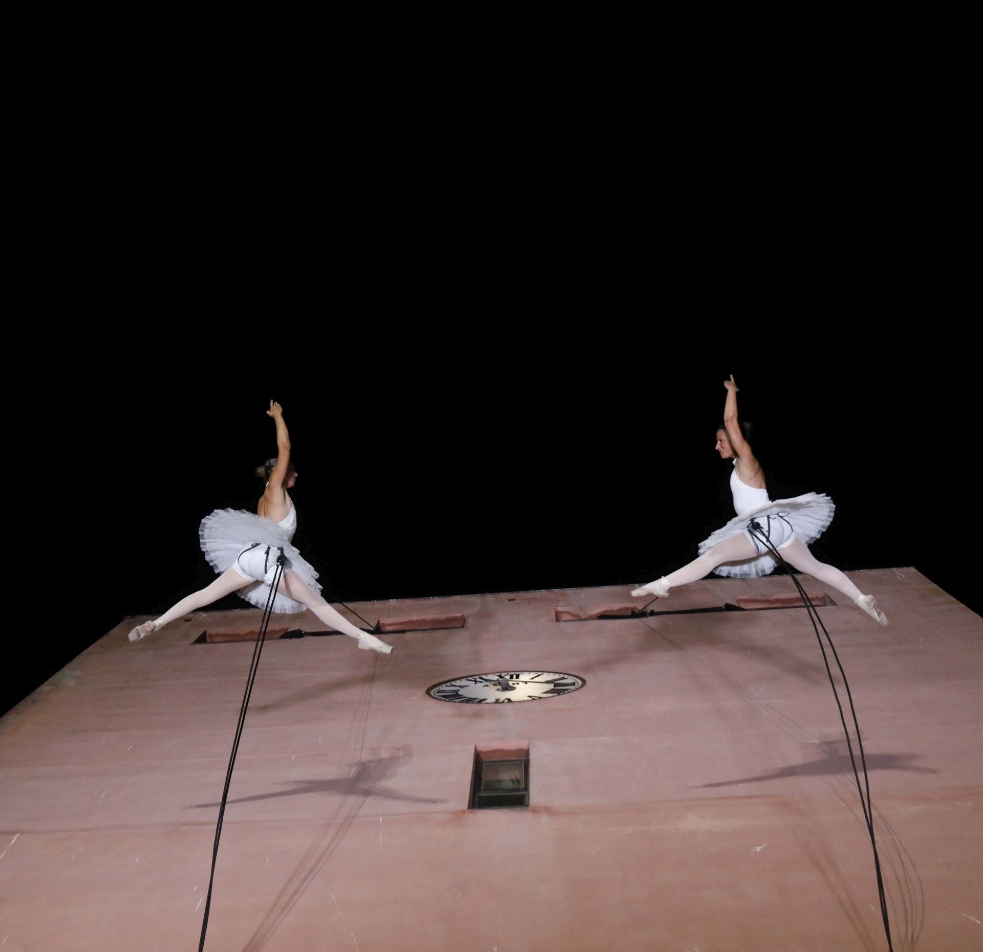 Las impresionantes fotos de la danza aérea en la fachada de la Torre del Reloj