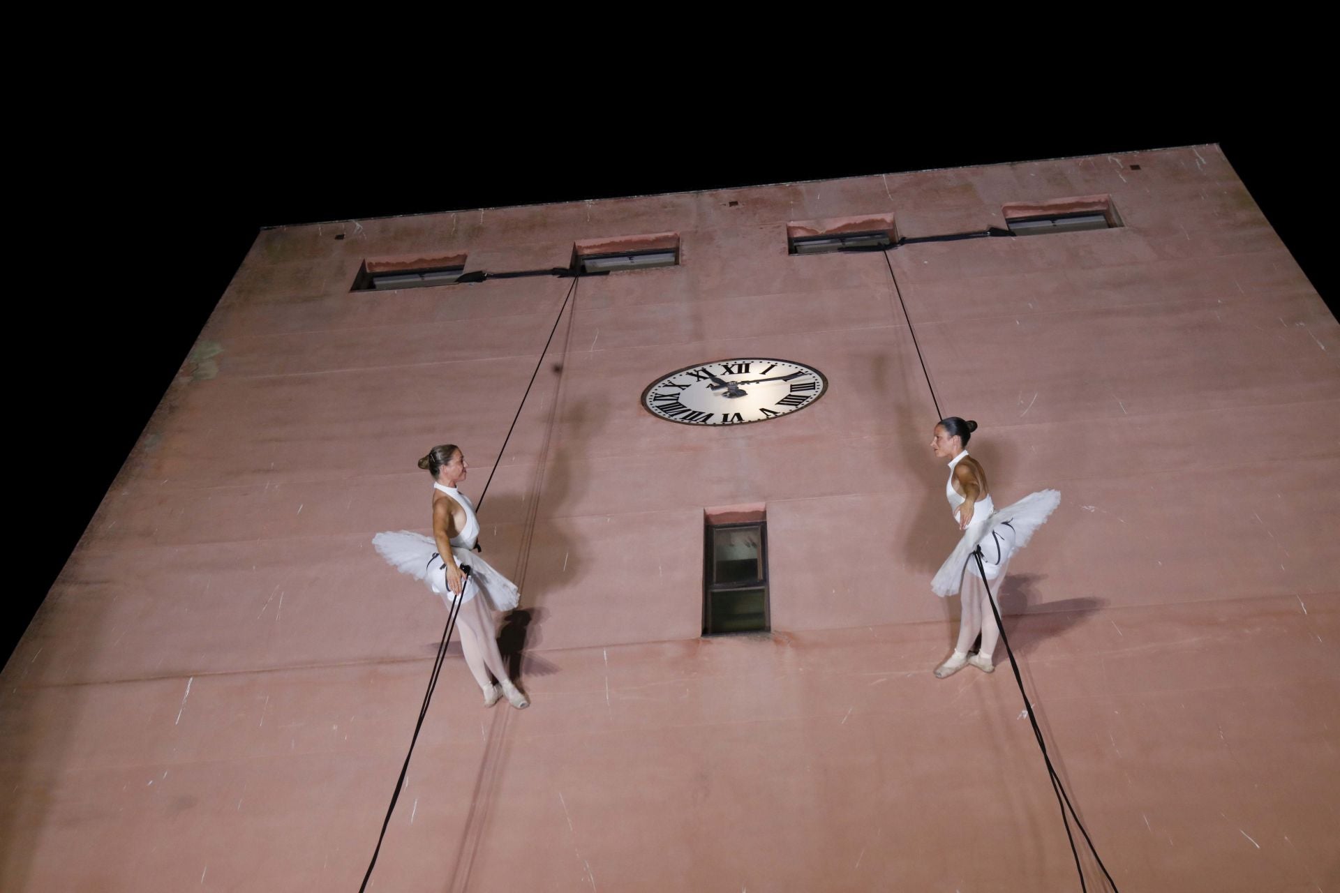 Las impresionantes fotos de la danza aérea en la fachada de la Torre del Reloj