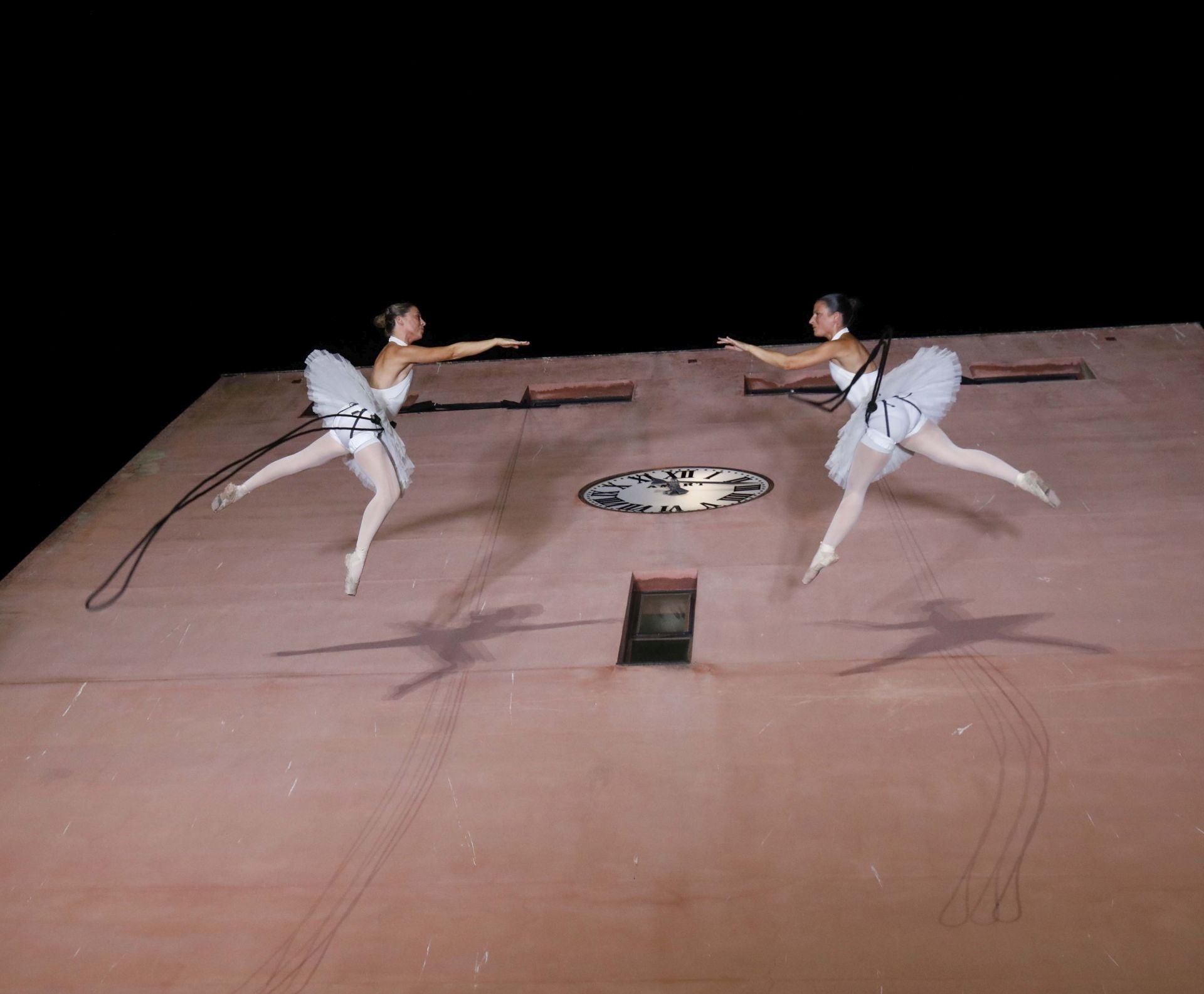 Las impresionantes fotos de la danza aérea en la fachada de la Torre del Reloj