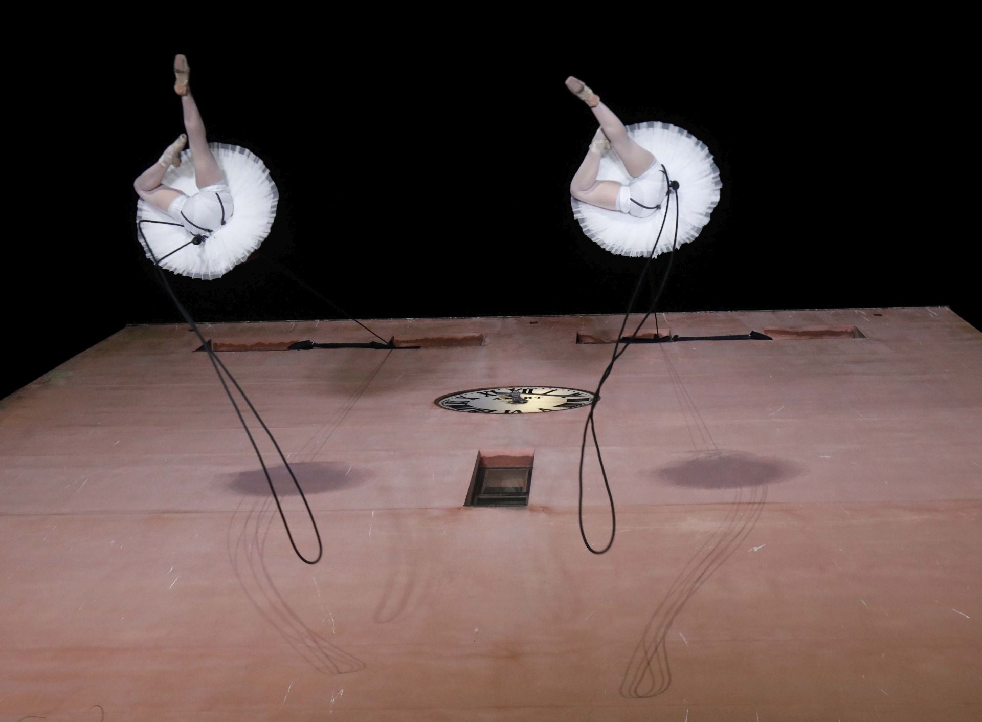 Las impresionantes fotos de la danza aérea en la fachada de la Torre del Reloj