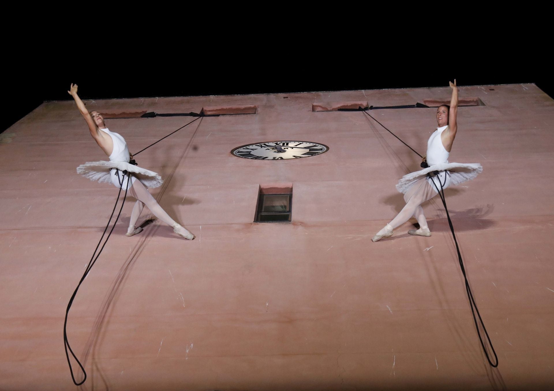 Las impresionantes fotos de la danza aérea en la fachada de la Torre del Reloj