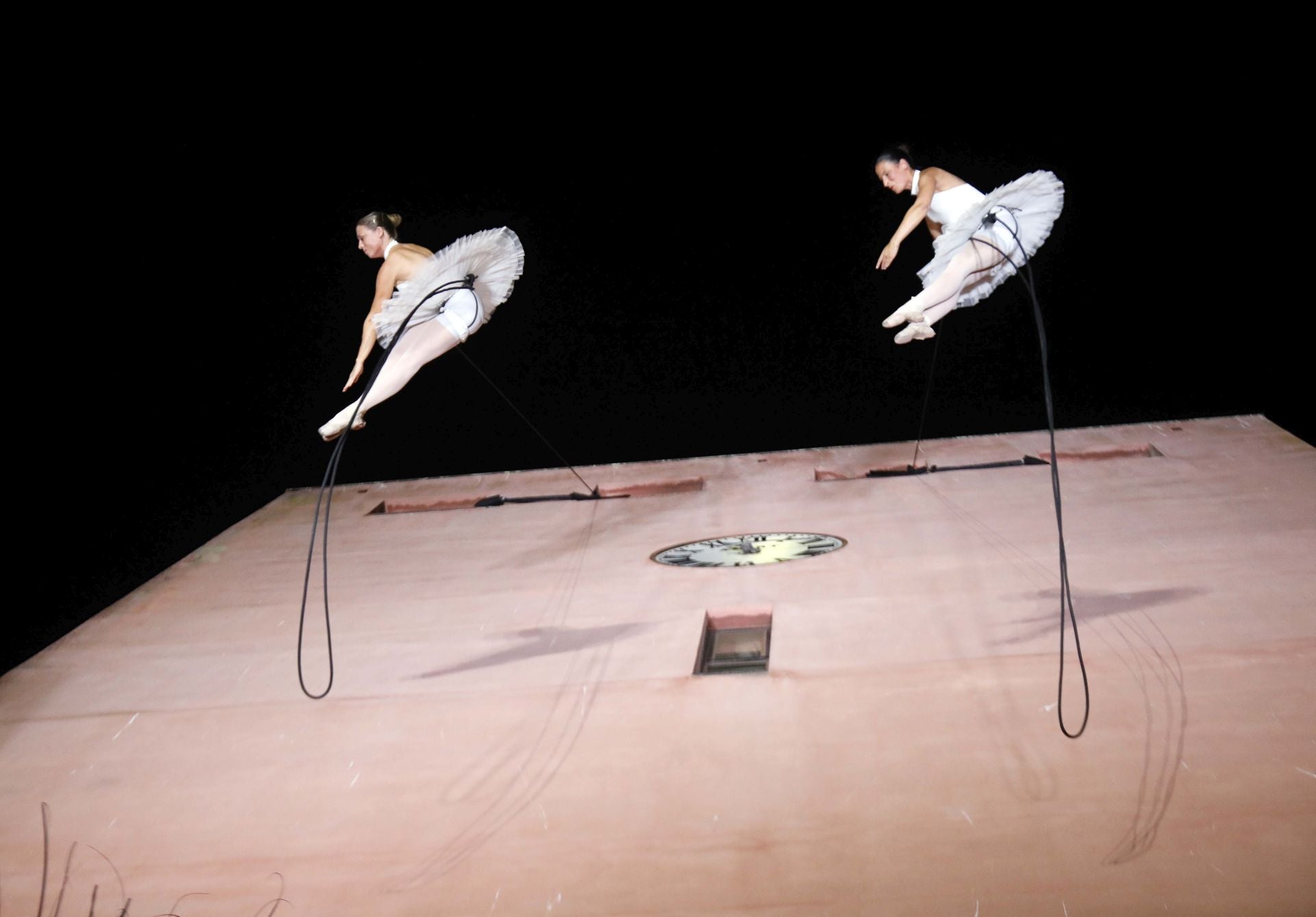 Las impresionantes fotos de la danza aérea en la fachada de la Torre del Reloj