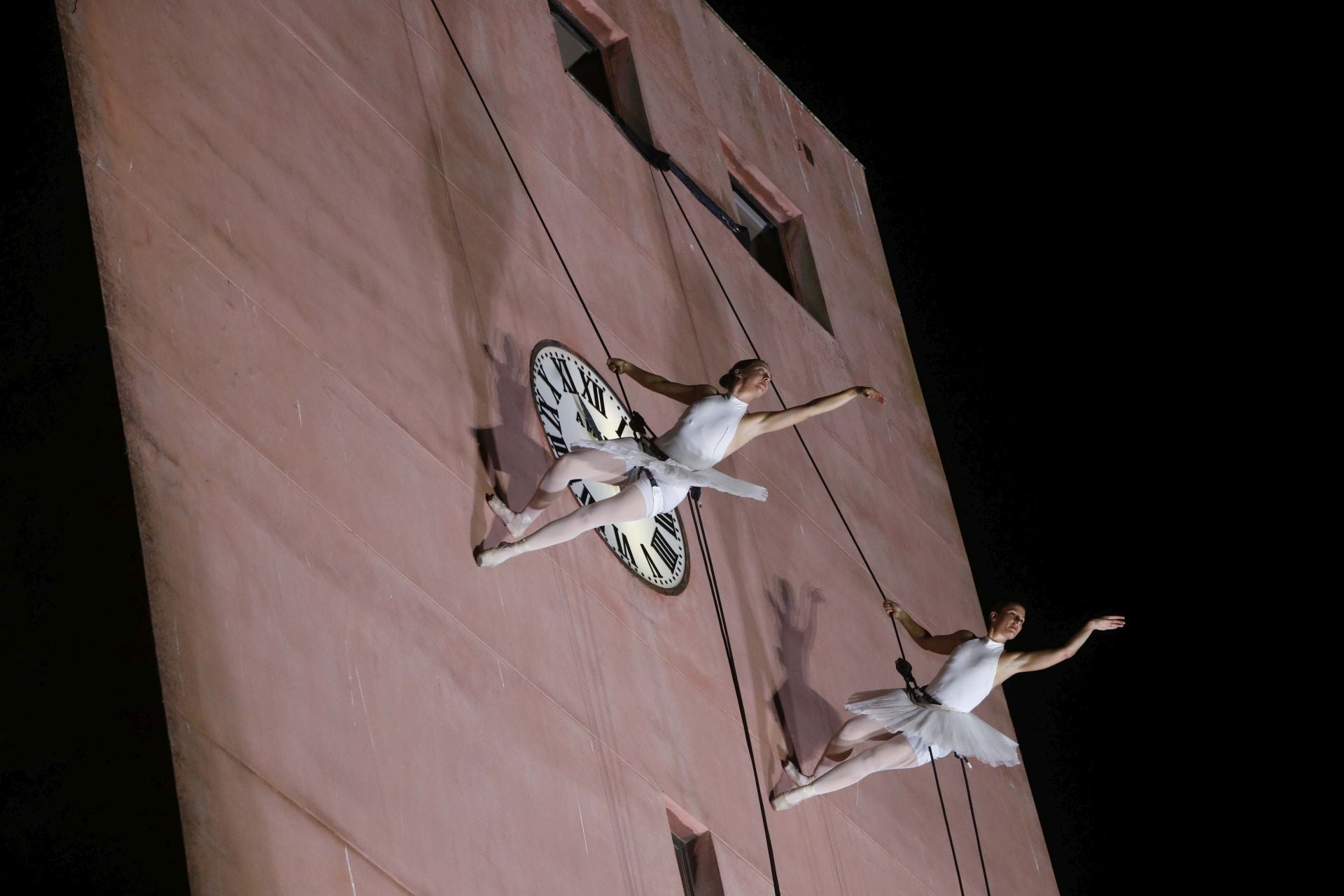 Las impresionantes fotos de la danza aérea en la fachada de la Torre del Reloj