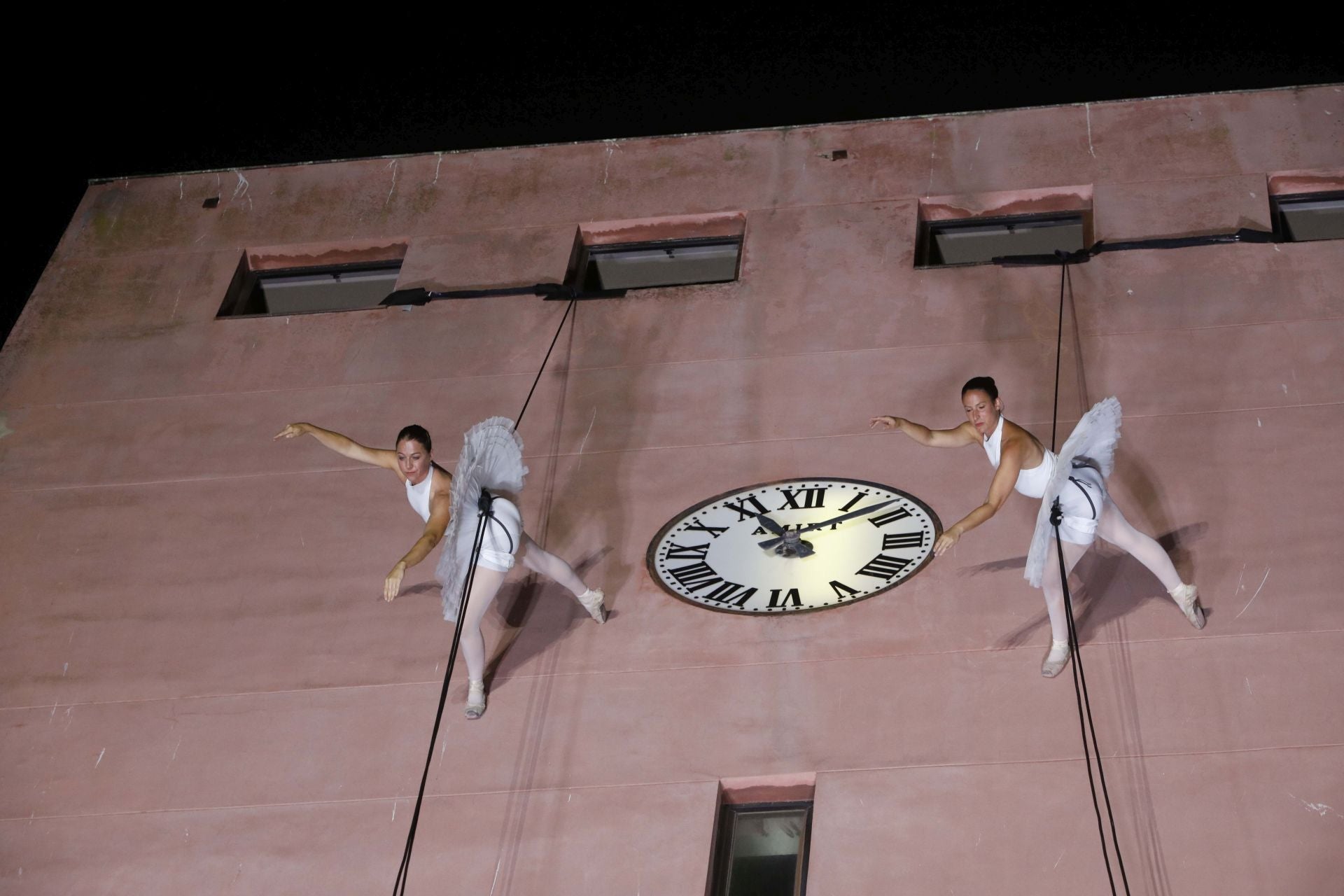 Las impresionantes fotos de la danza aérea en la fachada de la Torre del Reloj