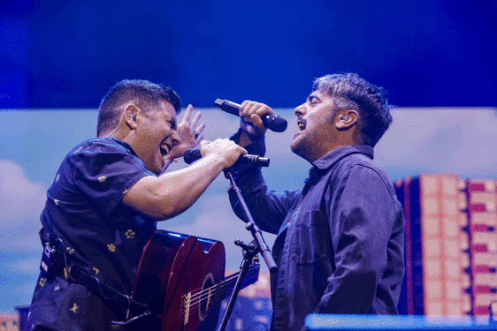 Los hermanos Muñoz saltaron al escenario del Parque de los Hermanos Castro cantando 'Tu calorro' y dispuestos a ofrecer uno de los grandes conciertos del verano. Rozalén salió al escenario de Poniente pasadas las once de la noche.