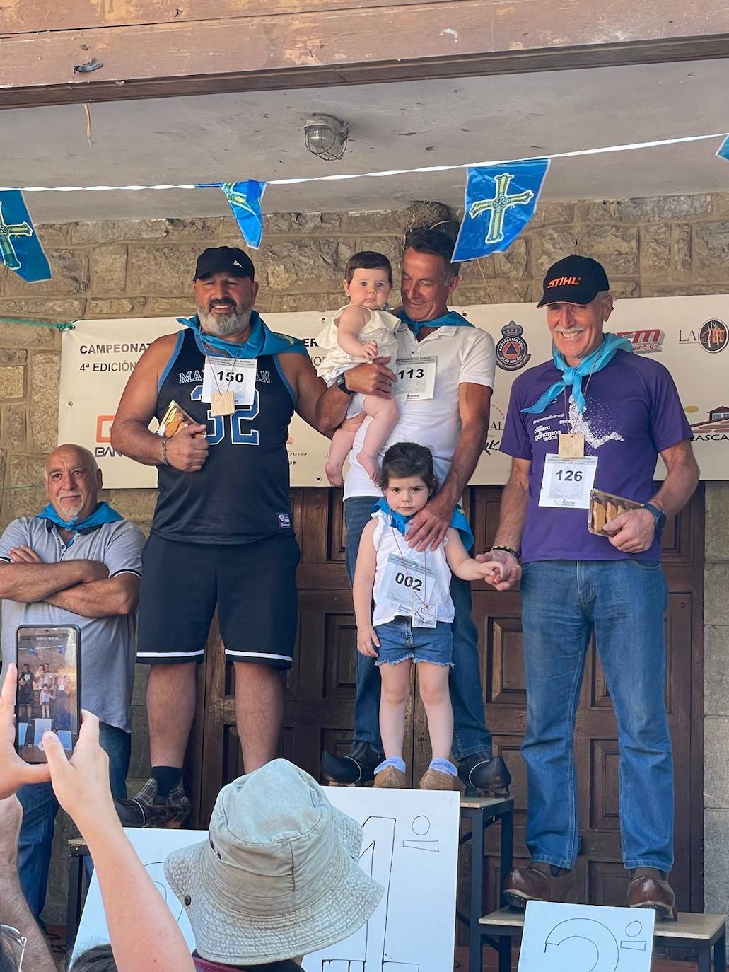 Más de 100 participantes en la carrera de madreñes de Bezanes