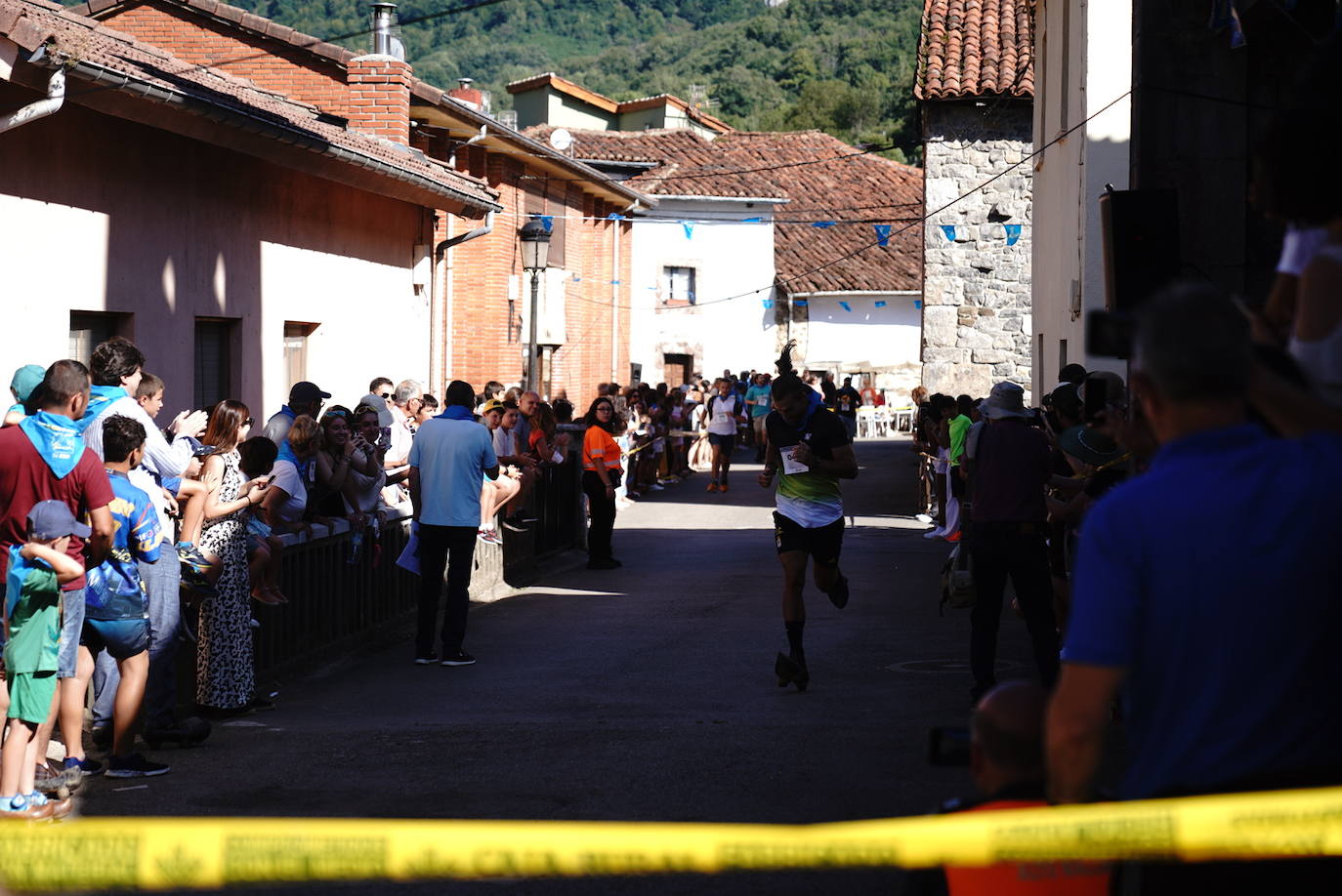 Más de 100 participantes en la carrera de madreñes de Bezanes