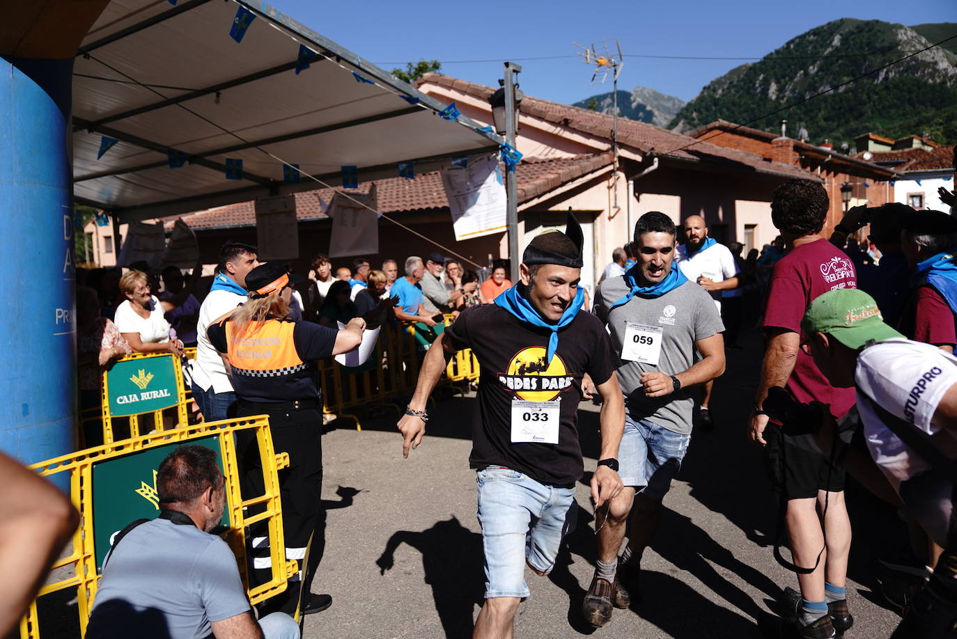 Más de 100 participantes en la carrera de madreñes de Bezanes