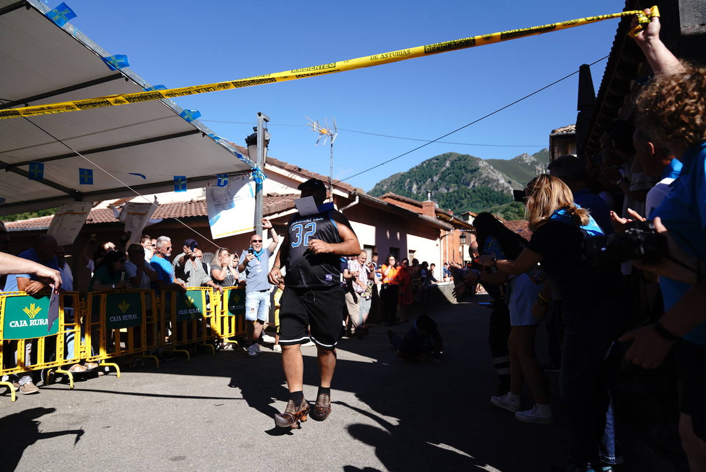 Más de 100 participantes en la carrera de madreñes de Bezanes