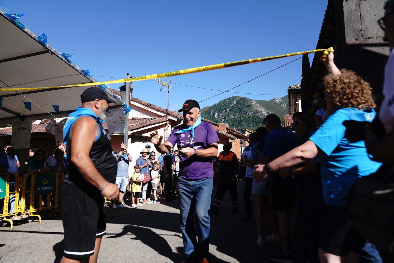 Más de 100 participantes en la carrera de madreñes de Bezanes