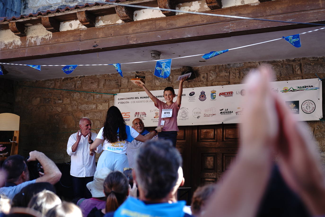 Más de 100 participantes en la carrera de madreñes de Bezanes