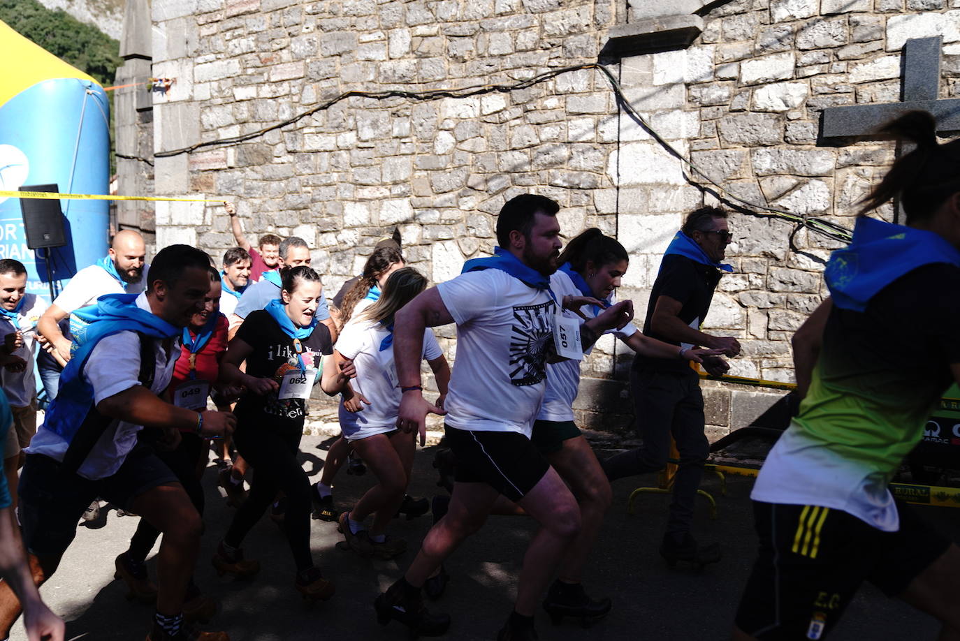 Más de 100 participantes en la carrera de madreñes de Bezanes