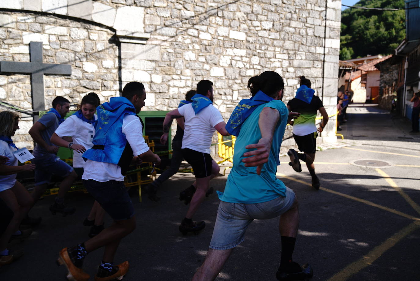 Más de 100 participantes en la carrera de madreñes de Bezanes