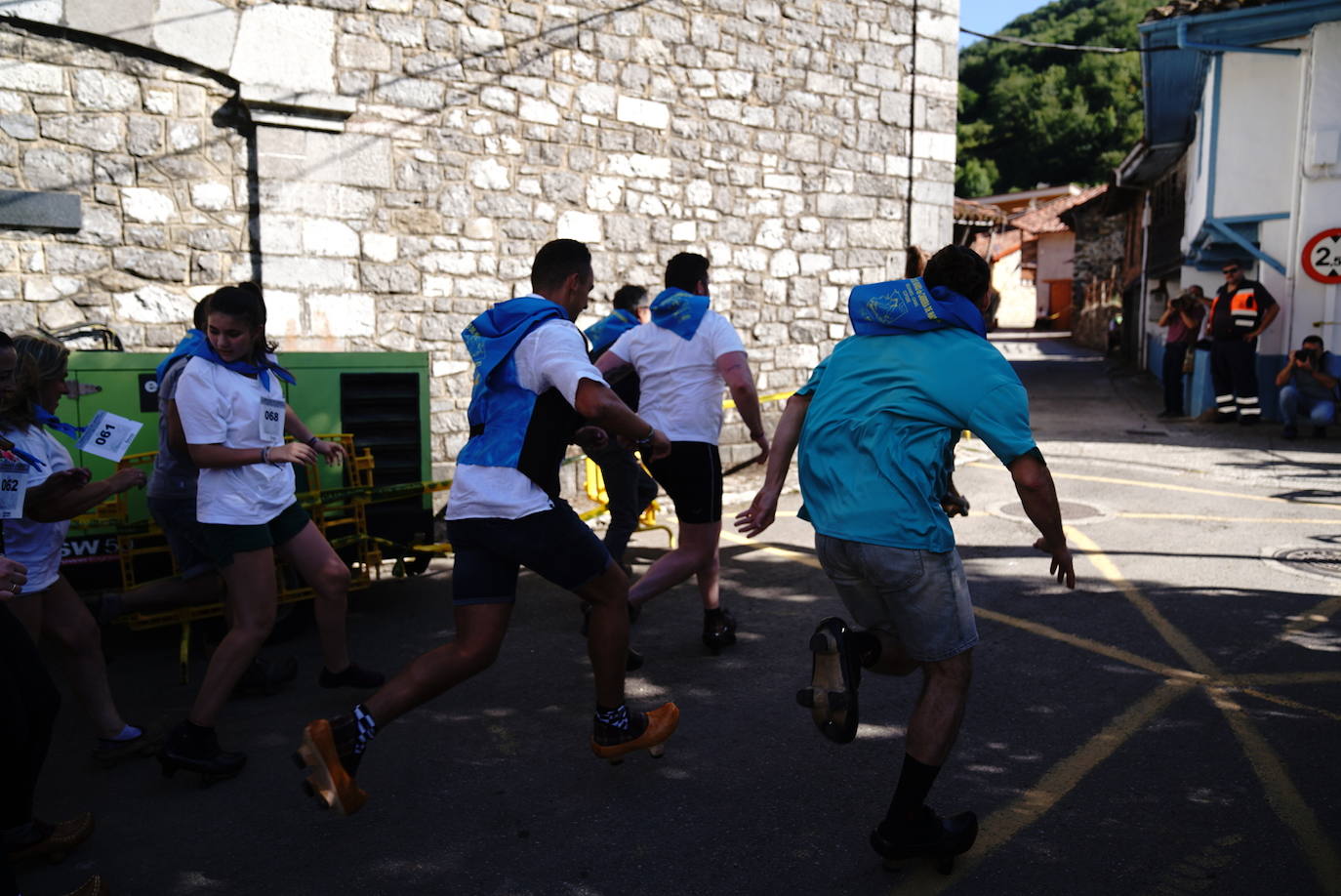 Más de 100 participantes en la carrera de madreñes de Bezanes