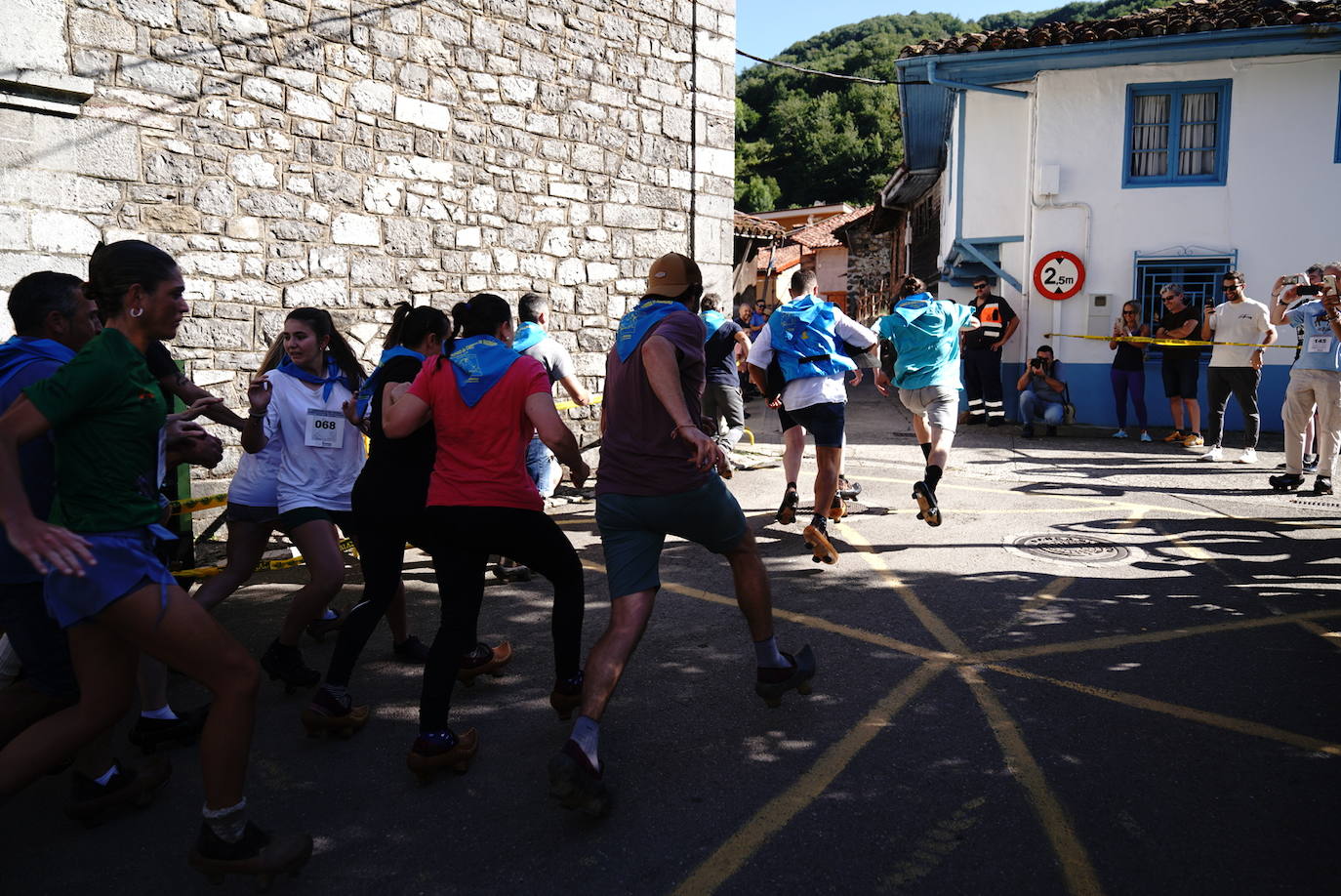 Más de 100 participantes en la carrera de madreñes de Bezanes