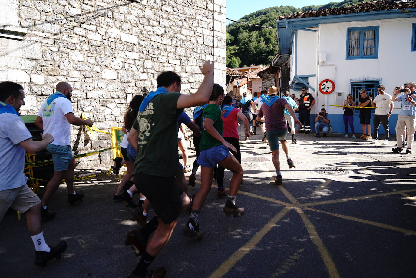 Más de 100 participantes en la carrera de madreñes de Bezanes