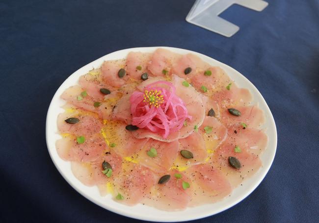 Carpacho de solomillo de bonito del restaurante El verano Argüero, en Villaviciosa.