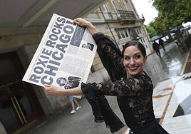 Silvia Álvarez, a las puertas del Teatro Jovellanos, donde llega este jueves con el musical 'Chicago'.