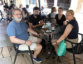 Javier Siñeriz padre e hijo, Ana Casado y Paula Lorenzo.