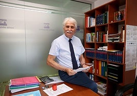 El abogado Manuel Hermino García, en su despacho de Oviedo.