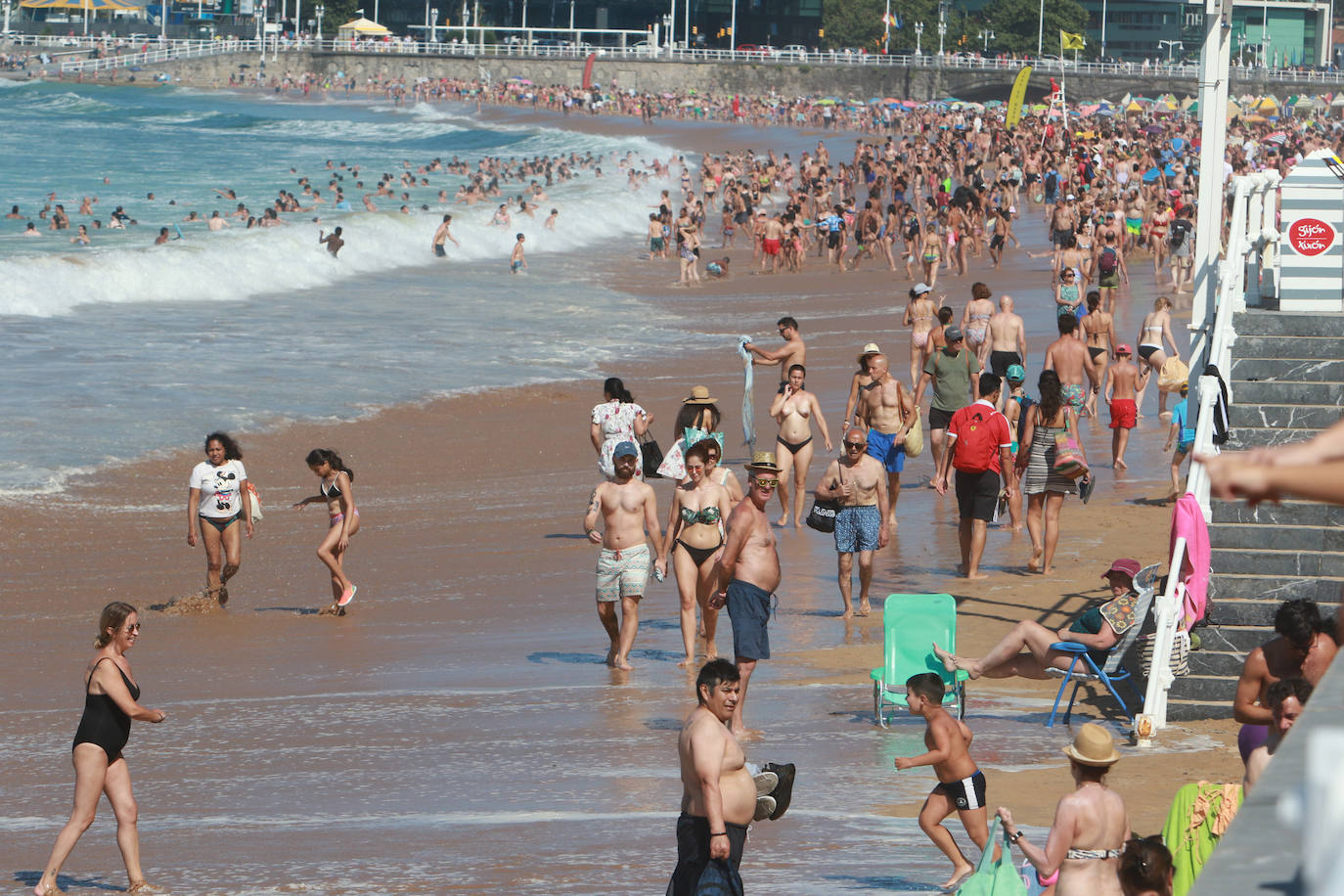 Sol, calor y playa: así ha sido el primer domingo de agosto en Gijón