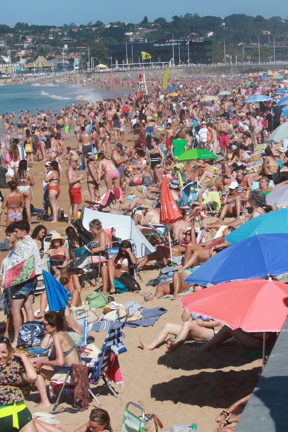 Sol, calor y playa: así ha sido el primer domingo de agosto en Gijón