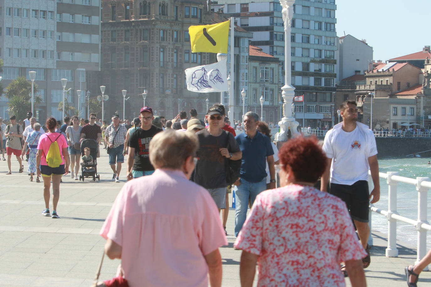 Sol, calor y playa: así ha sido el primer domingo de agosto en Gijón