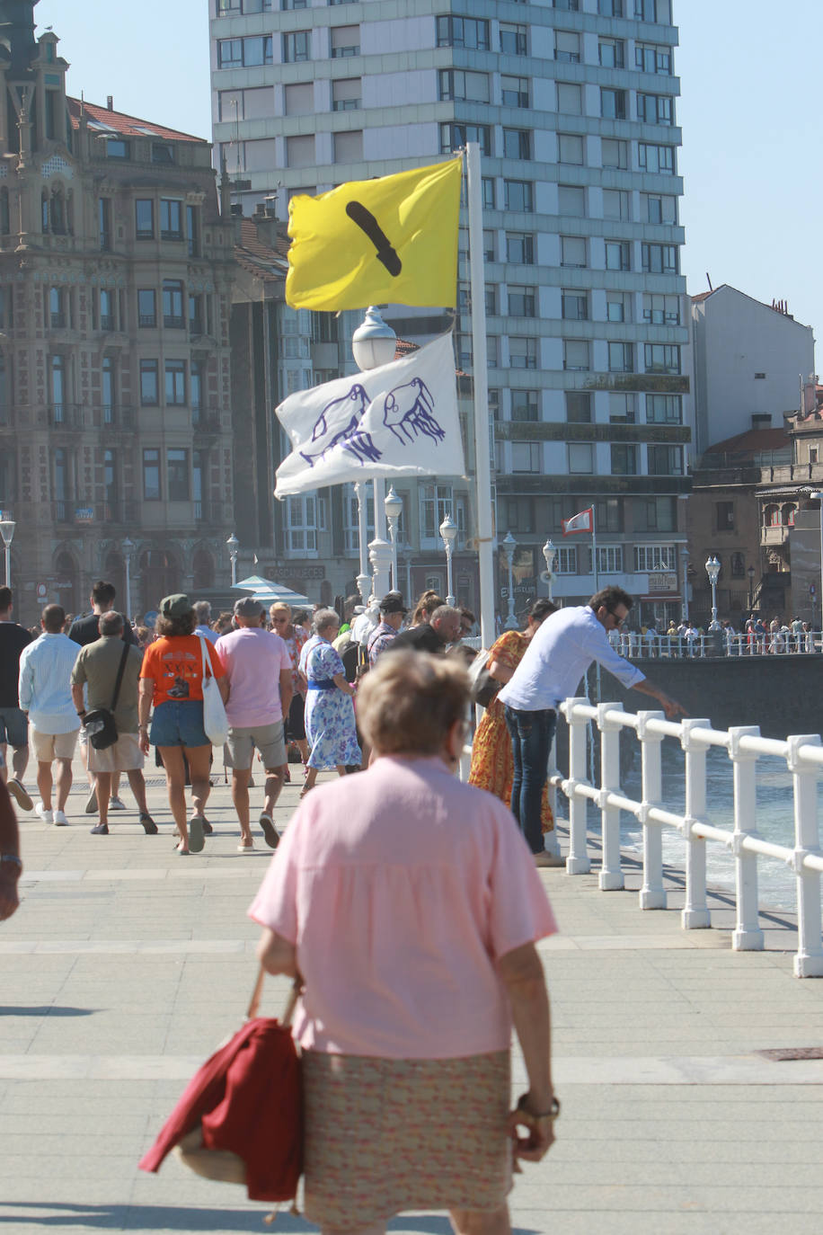 Sol, calor y playa: así ha sido el primer domingo de agosto en Gijón