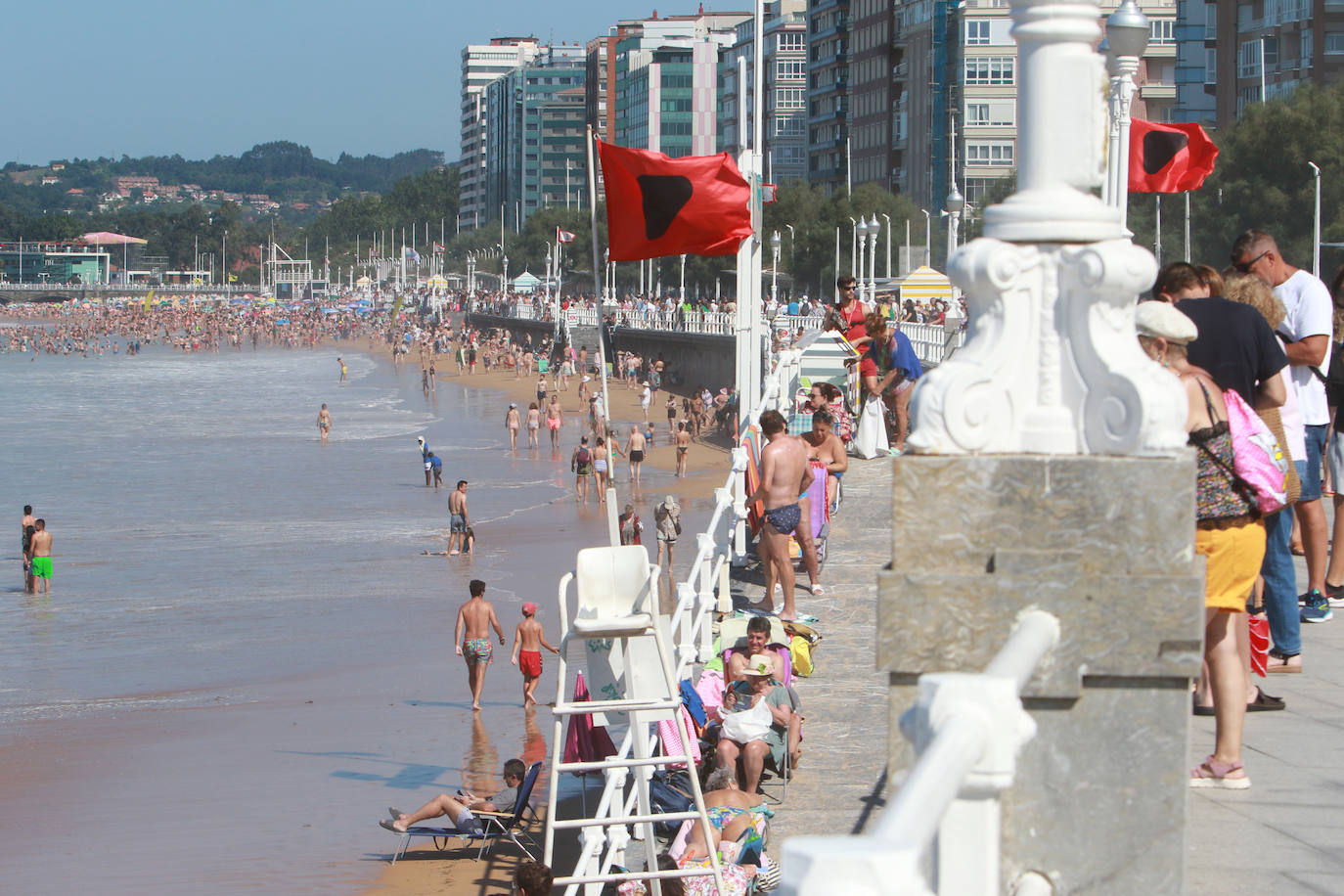 Sol, calor y playa: así ha sido el primer domingo de agosto en Gijón