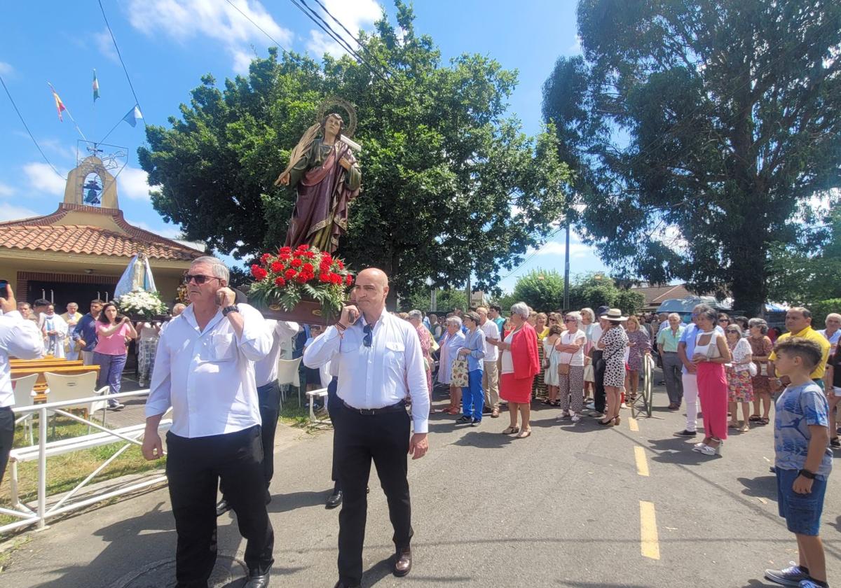 Inicio del recorrido procesional desde la ermita de Nuestra Señora del Buen Suceso.