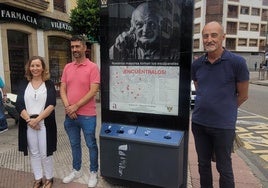 Rocío Valle, Ángel Ballina y Fernando Alonso, junto almupi en el que se anuncia la campaña con el mapa.