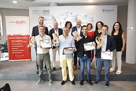 Los premiados muestran su merecido trofeo artesano . Los premiados muestran su merecido trofeo artesano .