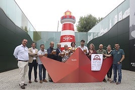 Marcos Grana, Jorge Pañeda (concejal de Deportes y Educación), José Antonio Migoya, Oliver Suárez (presidente de Divertia), Jesús Martínez Salvador (concejal de Festejos), Maria Caunedo Fernández, Juan Antonio Molina, Marcos Arango, Alessandra Riera, Marcos del Busto, Margareta Mihai y Daniel Rodríguez durante la presentación del certamen en el pabellón de Gijón de la Feria de Muestras.