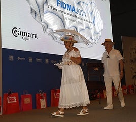 Una pareja de participantes en el desfile.