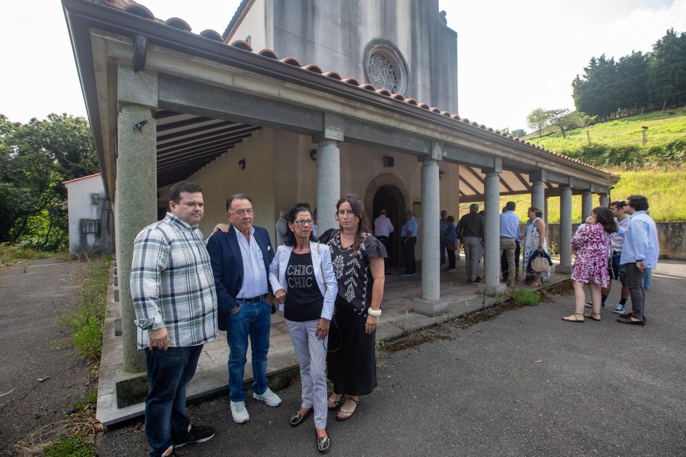 Marcos y Pedro Morán, Geli Suárez y Marta Morán, ante la iglesia de Prendes que acogió la misa de cabo de año de Geles Quirós.