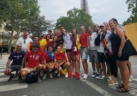 Familiares y amigos de Daniela y Tania están en París para darles ánimo durante los partidos.