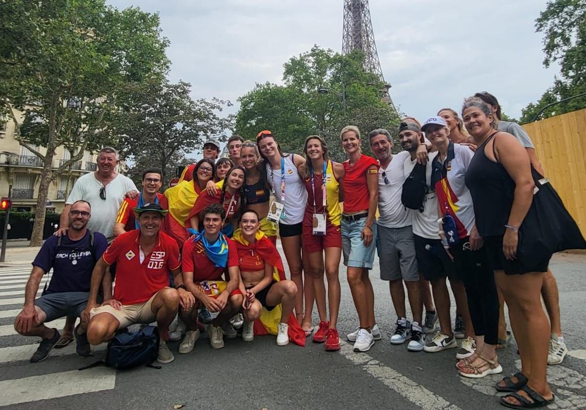 Familiares y amigos de Daniela y Tania están en París para darles ánimo durante los partidos.