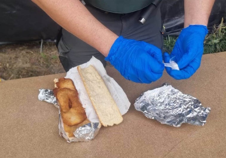 En la imagen se muestra una bolsita de droga sacada del interior de un bocadillo.