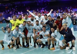 El equipo español, con el asturiano Abel Serdio, celebra el pase a cuartos de final.