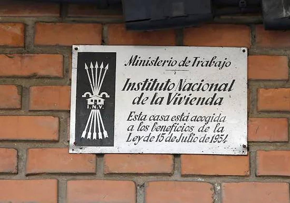 Avilés solicita a 51 comunidades de vecinos la retirada de placas franquistas