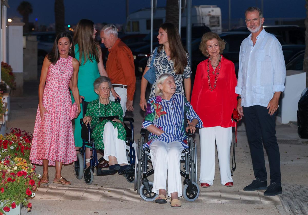 El rey Felipe VI y la reina Letizia, acompañados por la Princesa Leonor y la Infanta Sofía, la reina emérita, Irene de Grecia, Tatiana Radziwill y Jean Henri Fruchaud.