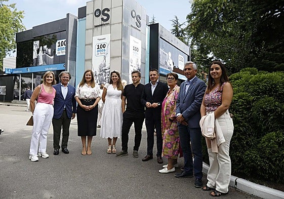Participantes de la mesa redonda y autoridades presentes en el acto del banco SabadellHerrero.