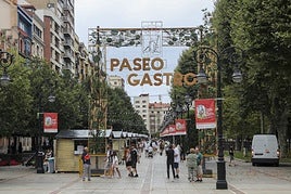 Imagen del paseo Begoña de ayer por la tarde con las casetas hosteleras junto a las sillas y mesas.