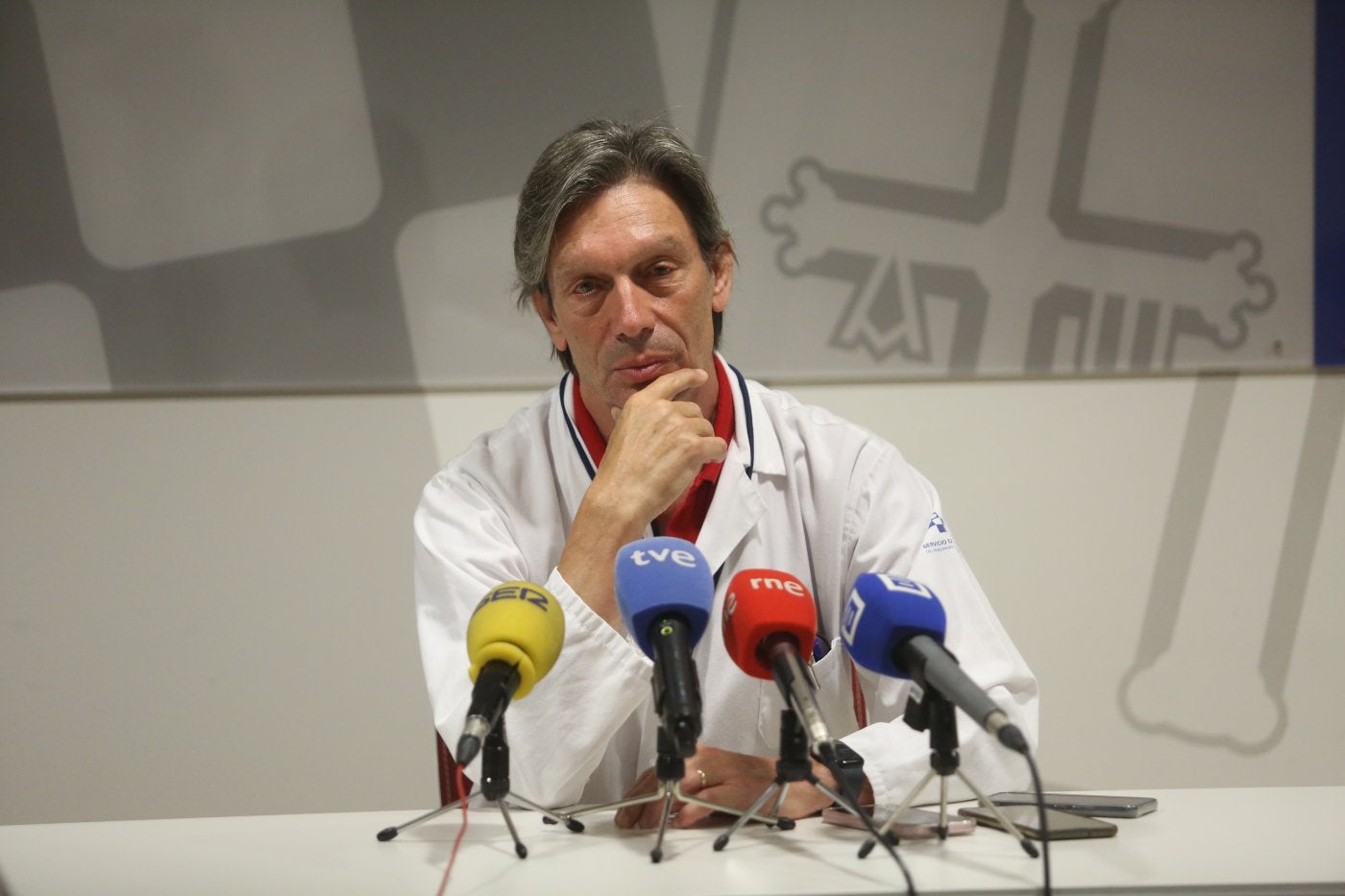 Emilio Esteban, jefe del servicio de Oncología Médica del HUCA, ayer, en rueda de prensa.