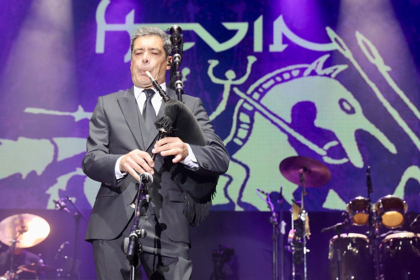 Hevia resistió la lluvia poniendo a bailar al público al son de su inseparable gaita.