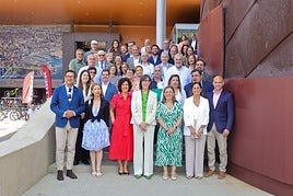 Foto de familia. Los representantes institucionales, junto a los empresarios que celebran 25 años de membresía en la Unión de Comerciantes.