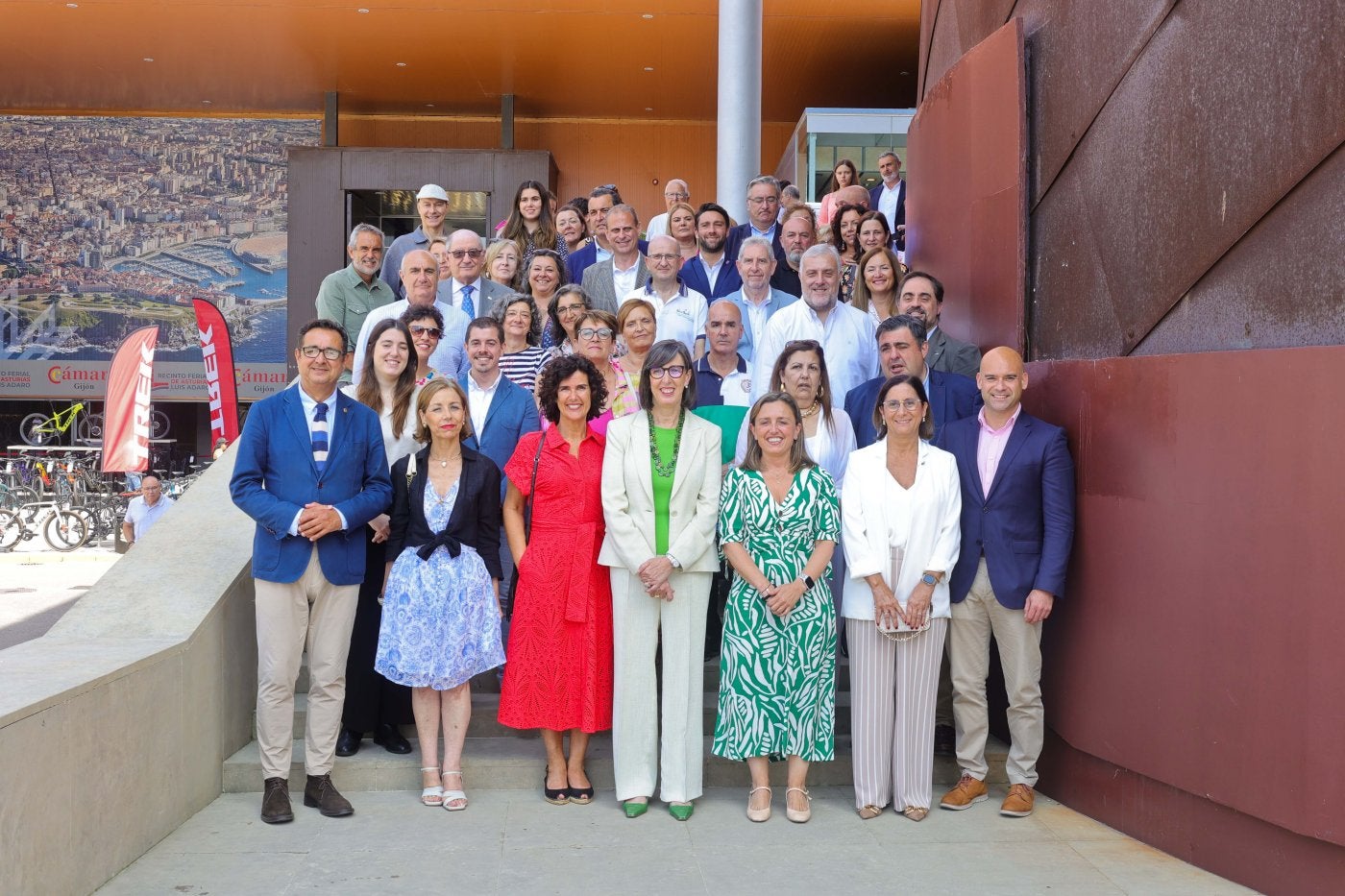 Foto de familia. Los representantes institucionales, junto a los empresarios que celebran 25 años de membresía en la Unión de Comerciantes.